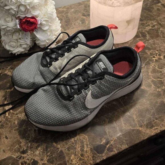 Size 5.5 Youth / 7 Women Nike Runners - Picture 1 of 7